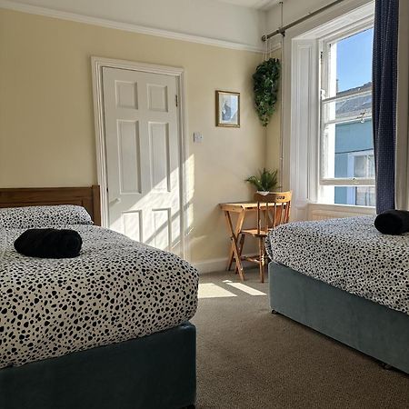 The Grapevine Hostel Дингъл Екстериор снимка