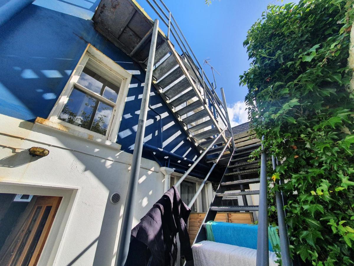 The Grapevine Hostel Дингъл Екстериор снимка
